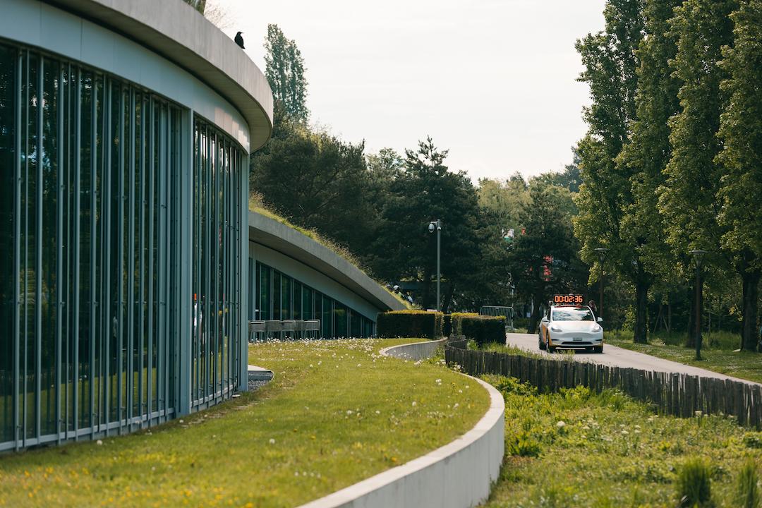 Voiture qui circule proche d'un batiment