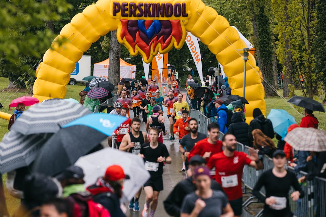 Coureurs en route devant la ligne de départ